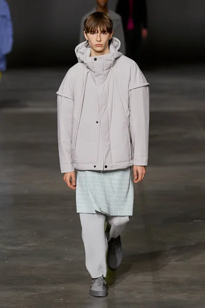 Look 16